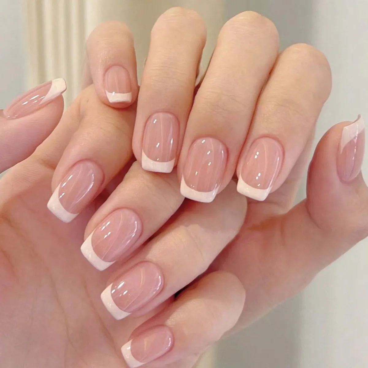 24 ongles français carrés courts à bord blanc simple + 1 colle à ongles + 1 lime à ongles