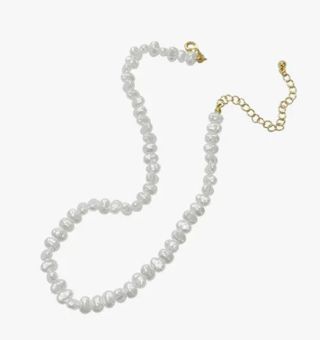 Korean version of Baroque retro irregular pearl collarbone chain~ French high-end sense niche girl style versatile neck jewelry