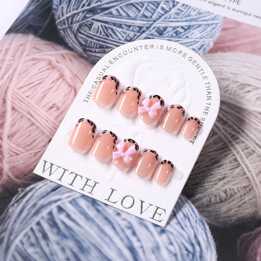 Faux ongles français imprimé léopard rose, 24 pièces, tête carrée courte, nœud papillon noir 3D, couverture complète en acrylique, à pression